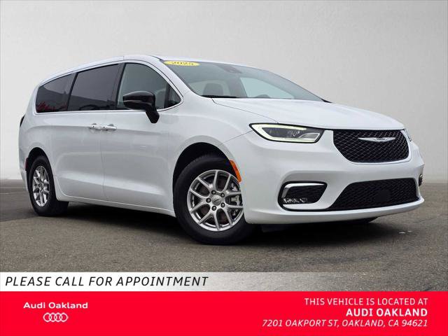 Used 2025 Chrysler Pacifica Select