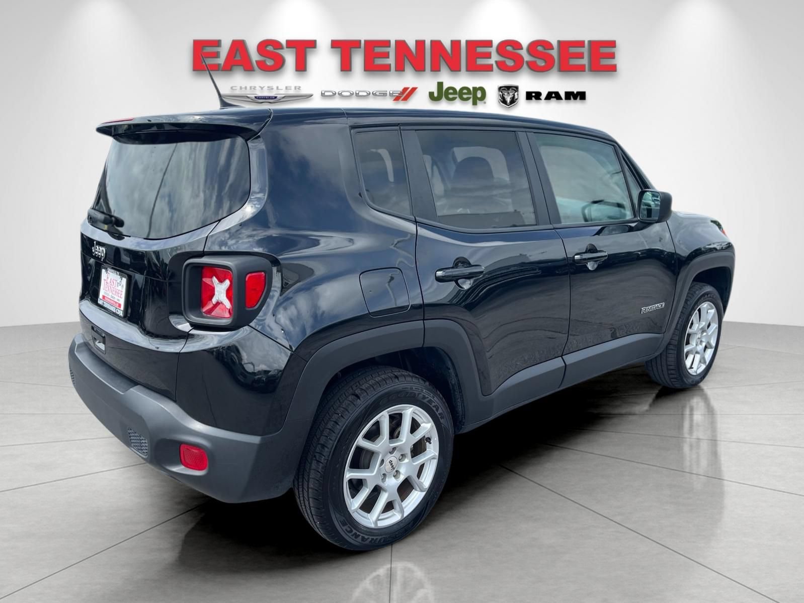 Used 2023 Jeep Renegade Latitude AWD/4WD image 3