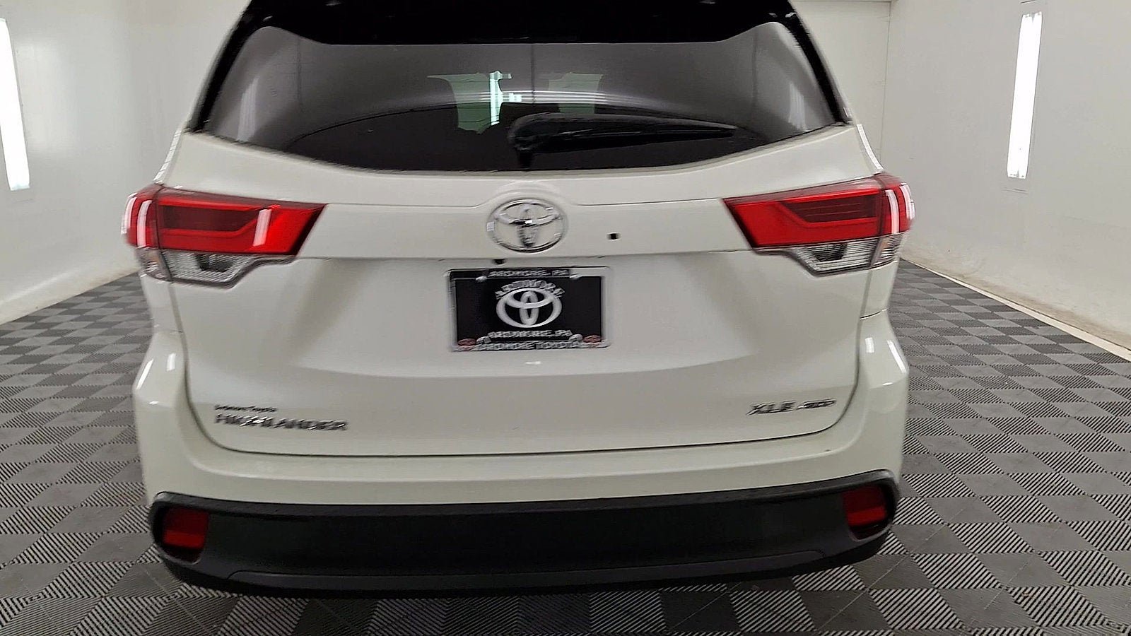 Used 2018 Toyota Highlander XLE AWD/4WD image 3