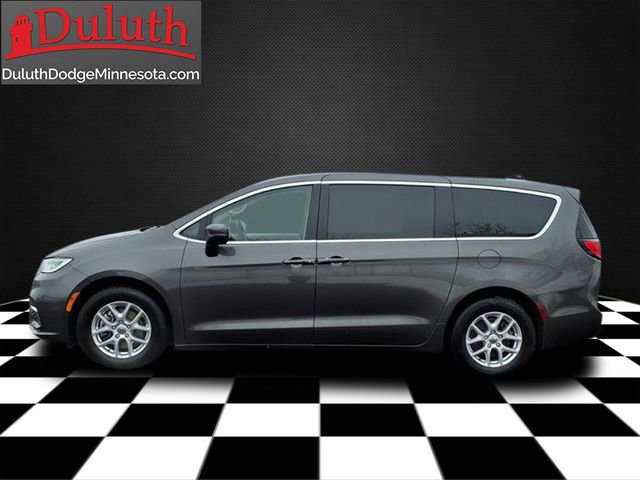 Used 2023 Chrysler Pacifica Touring-L FWD image 2