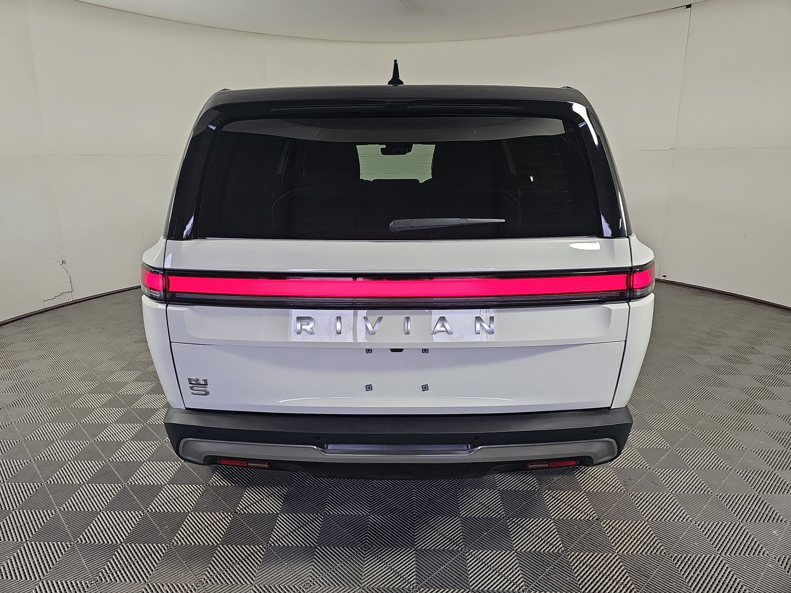 Used 2024 Rivian R1S Adventure image 4