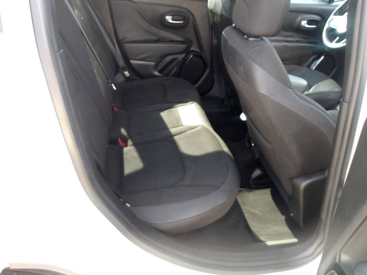 Used 2018 Jeep Renegade Altitude FWD image 8