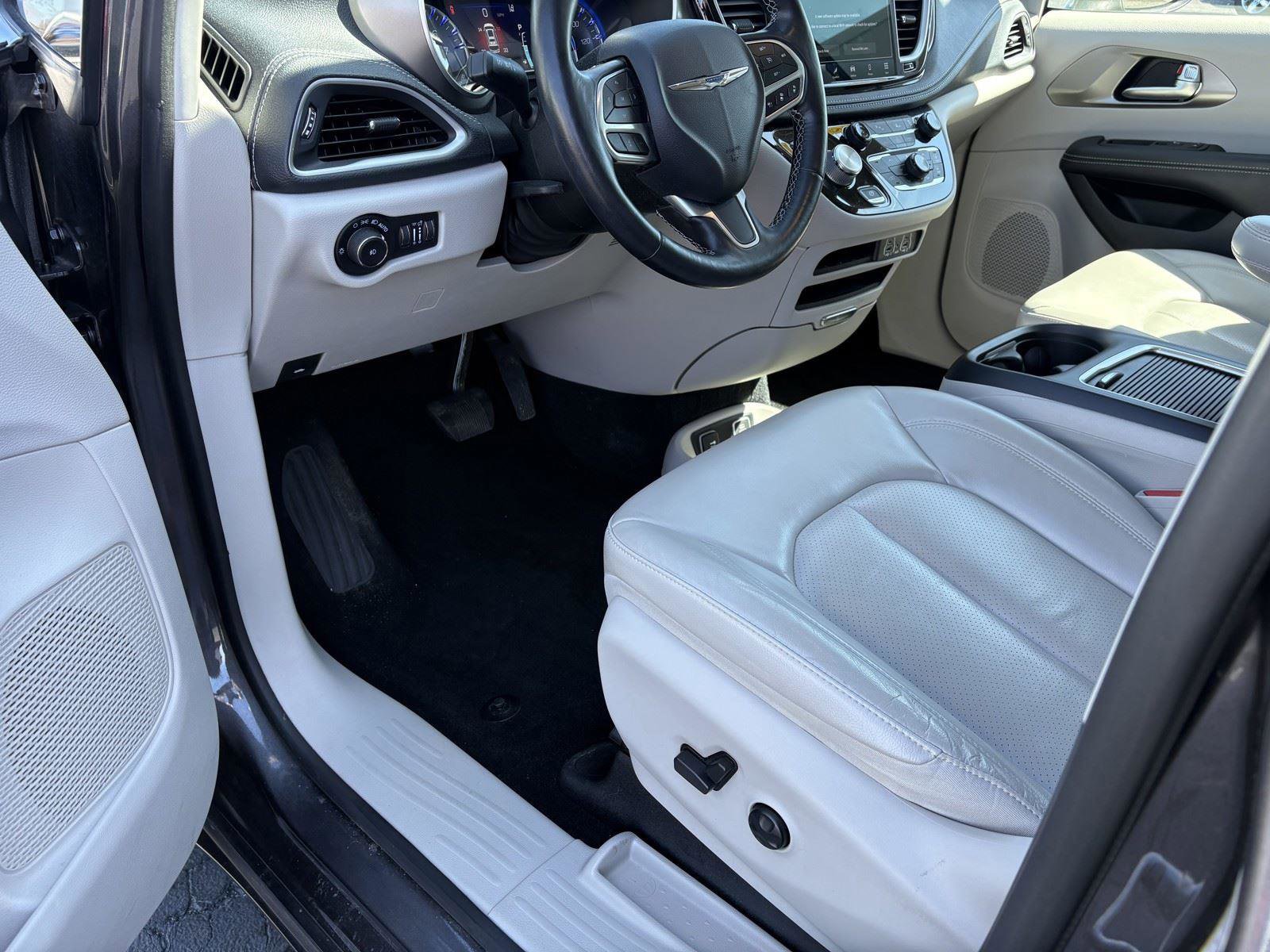 Used 2021 Chrysler Pacifica Touring-L image 15