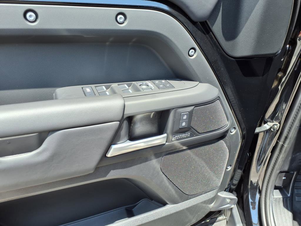 Certified 2025 Land Rover Defender 110 X-Dynamic SE image 24