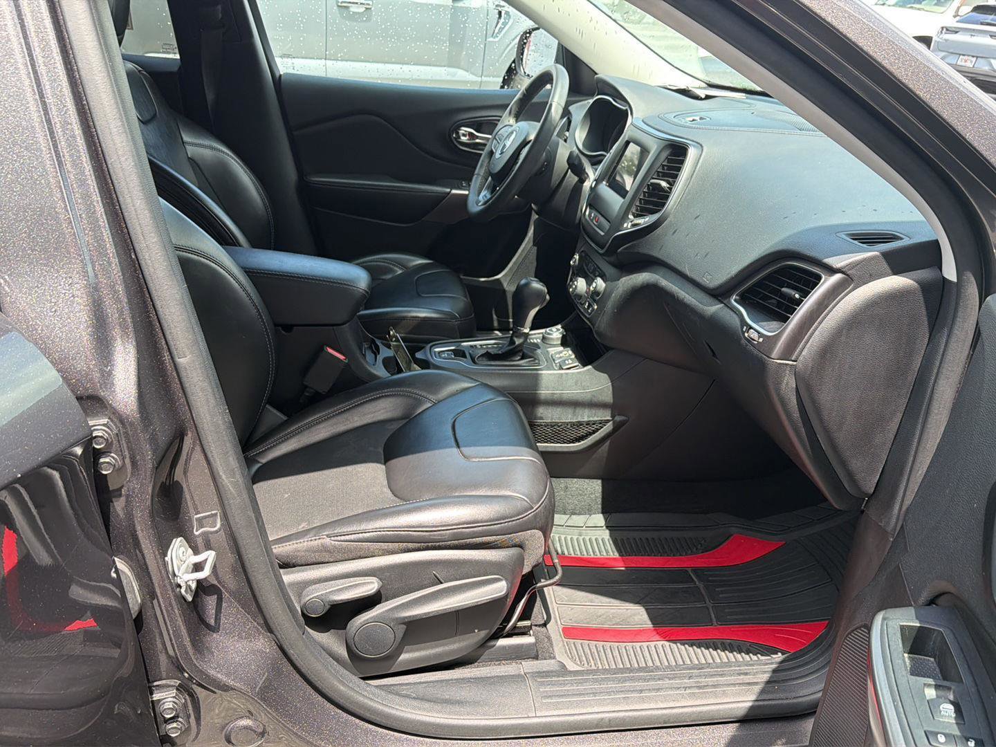 Used 2020 Jeep Cherokee Latitude Plus AWD/4WD image 13