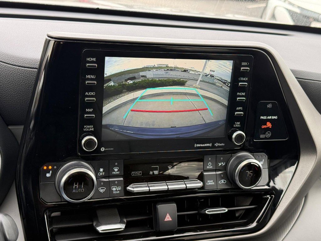 Used 2022 Toyota Highlander XLE image 28