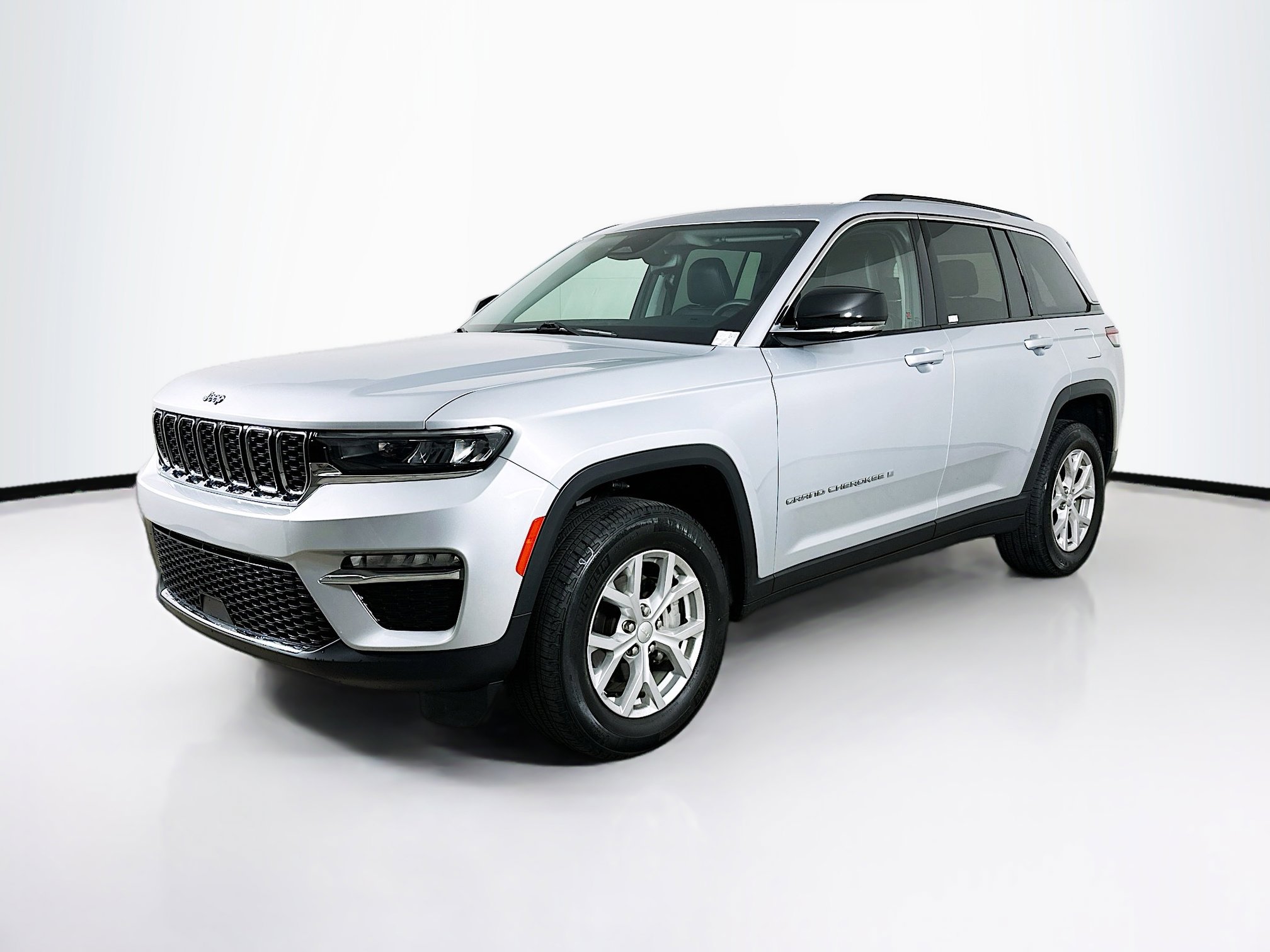 Used 2023 Jeep Grand Cherokee Limited image 3