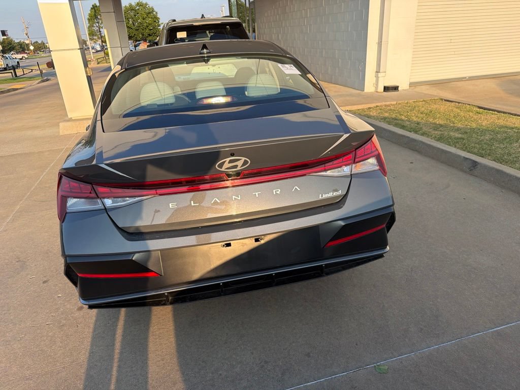 Used 2025 Hyundai Elantra Limited FWD image 4