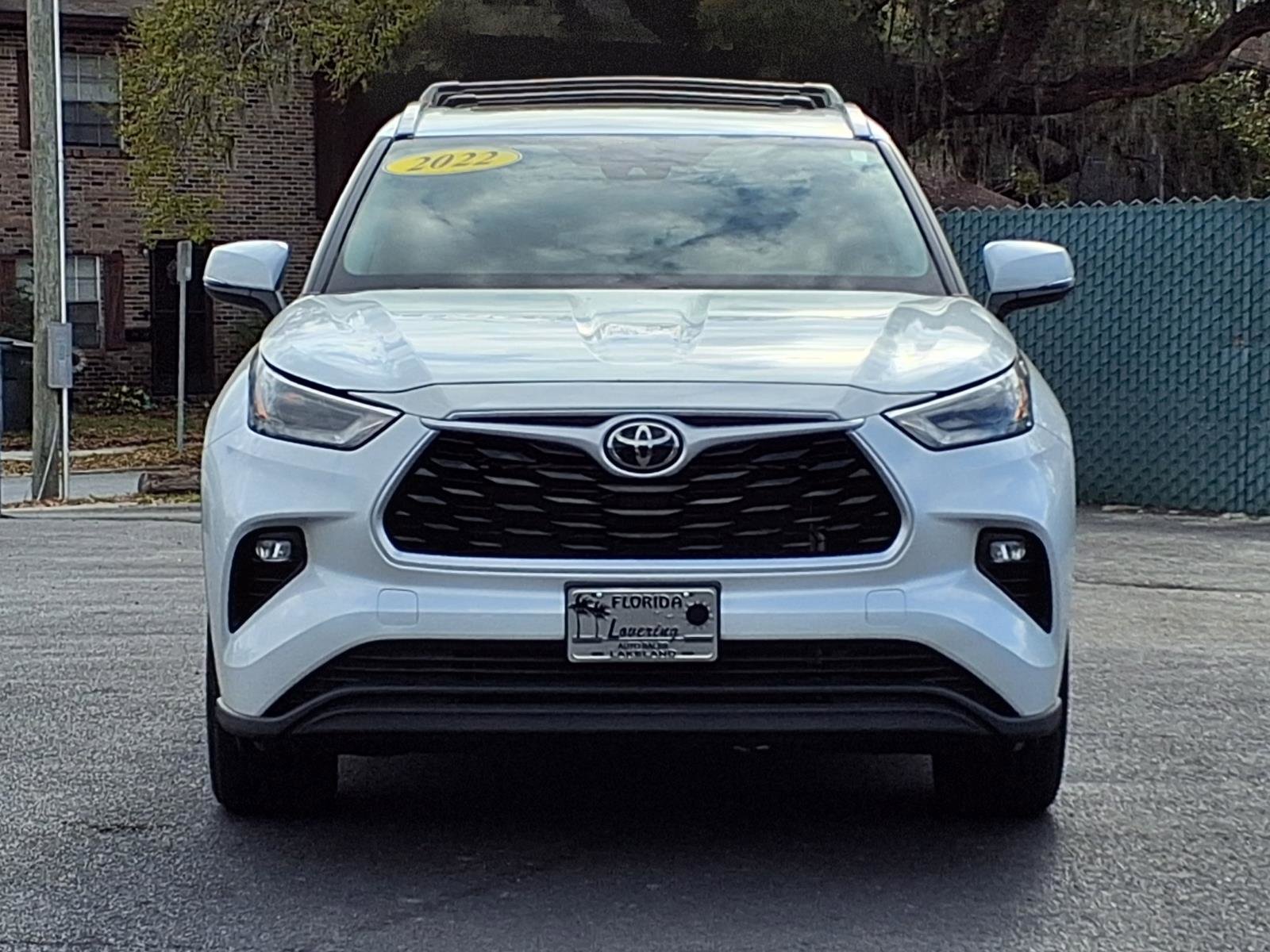 Used 2022 Toyota Highlander XLE image 2