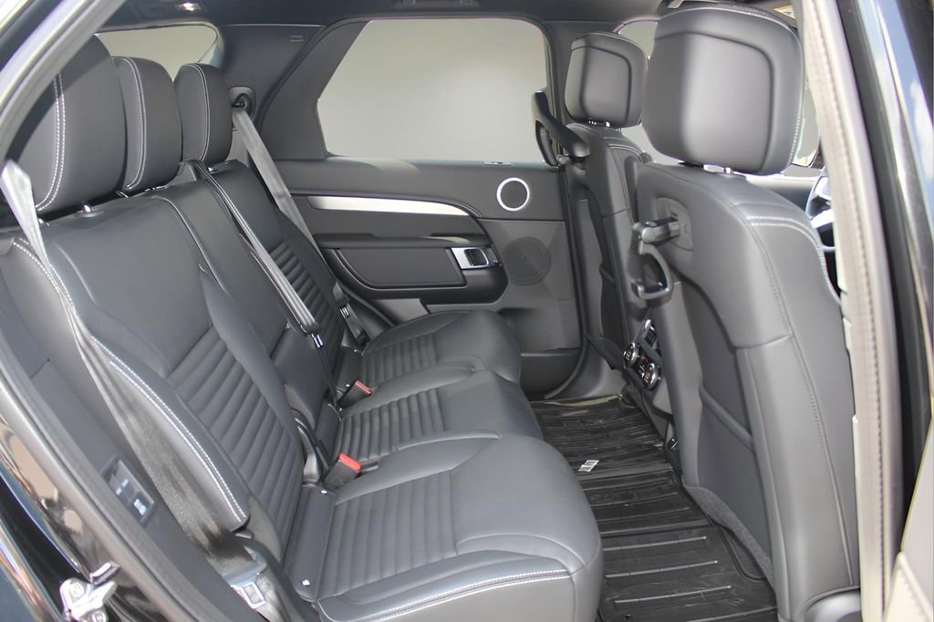 New 2025 Land Rover Discovery Dynamic SE image 16