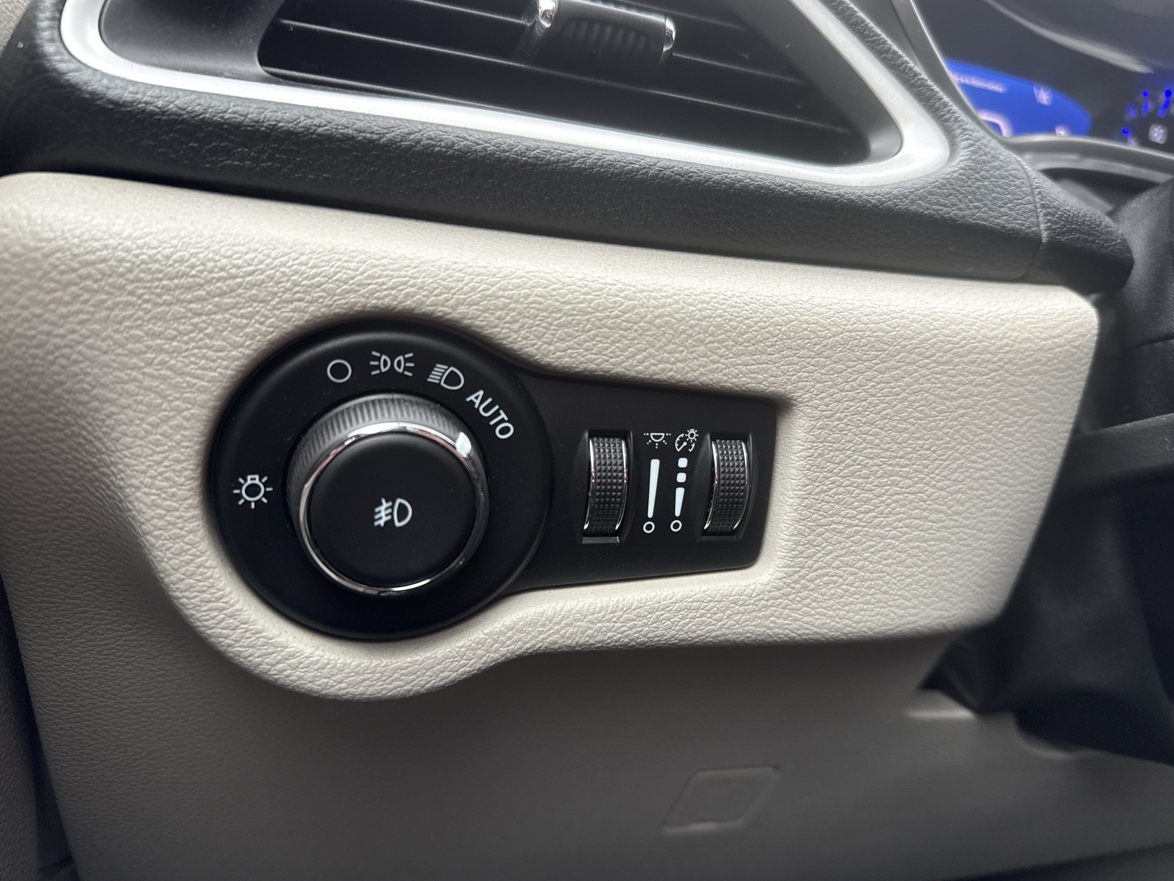 Used 2022 Chrysler Pacifica Touring-L image 21