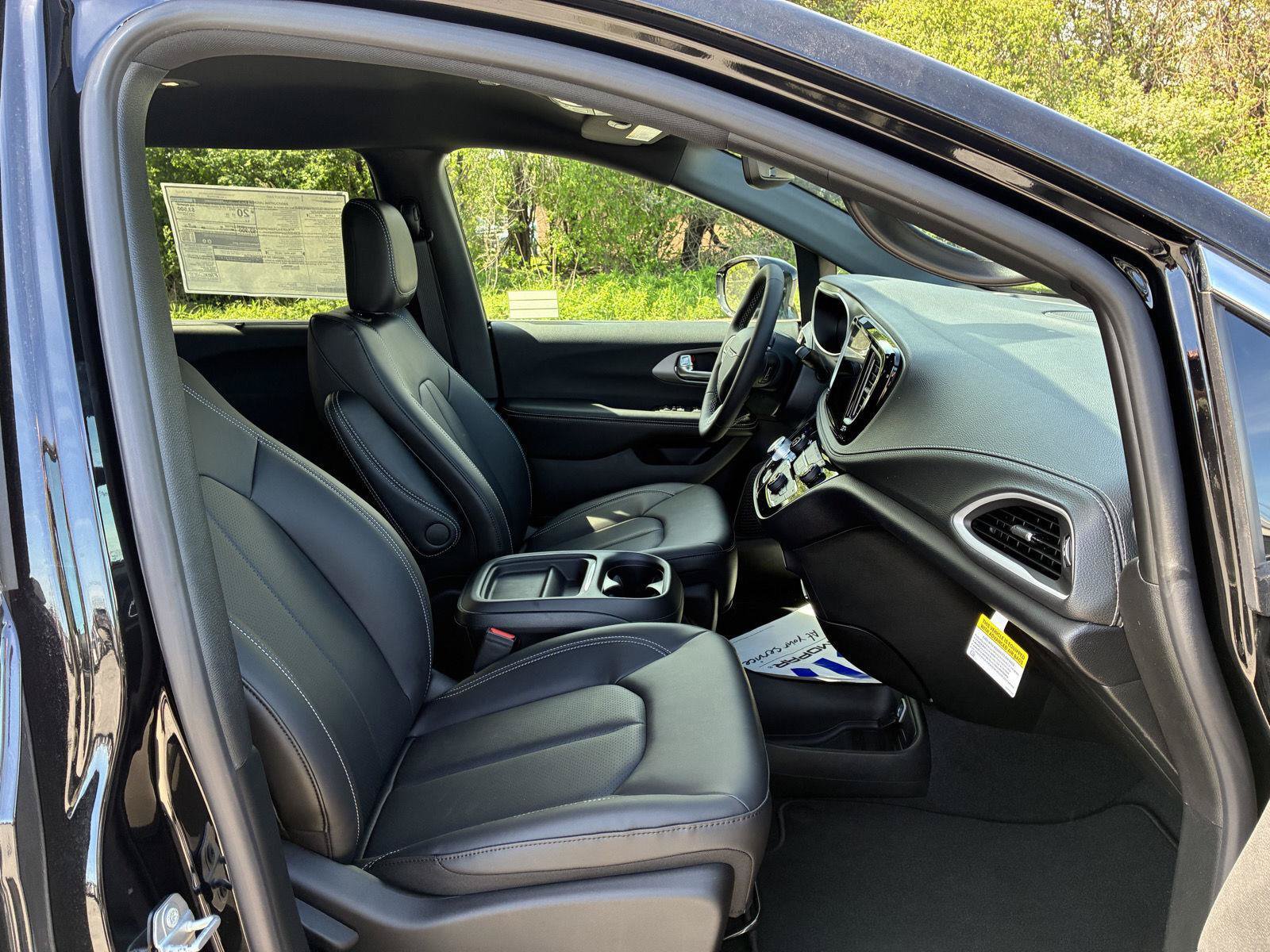 New 2027 Chrysler Pacifica Select AWD/4WD image 22