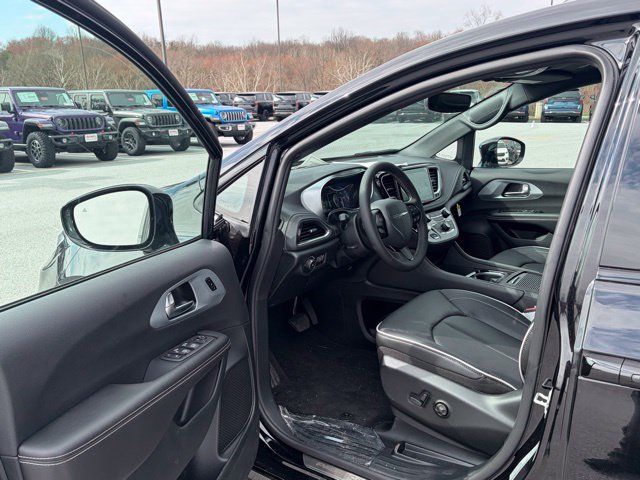 New 2026 Chrysler Pacifica Limited w/ S Appearance Package FWD image 15