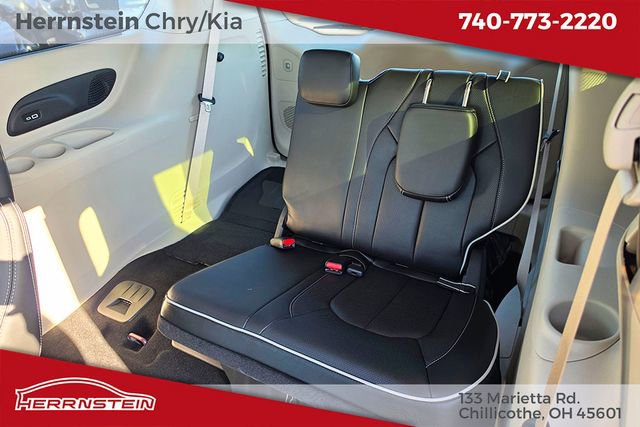 Used 2023 Chrysler Pacifica Limited FWD image 26
