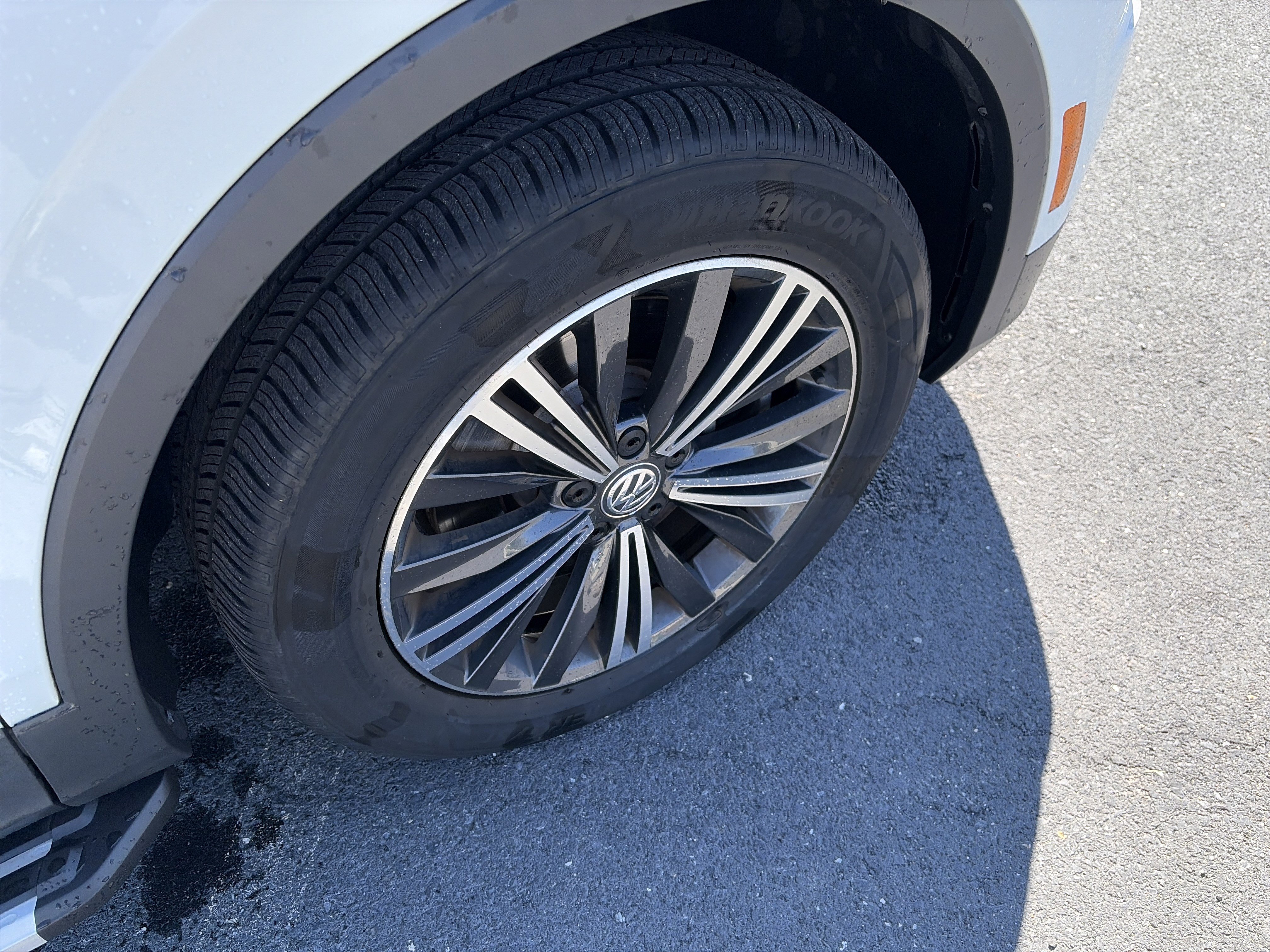 Used 2018 Volkswagen Tiguan SEL w/ 3rd Row Seat Package image 14