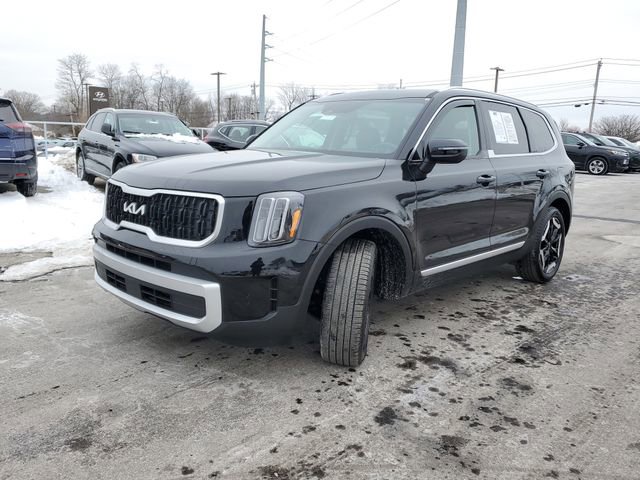 Used 2024 Kia Telluride EX w/ EX Captain's Chair Package image 2