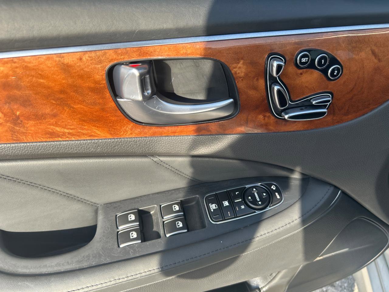 Used 2014 Hyundai Equus Signature image 12