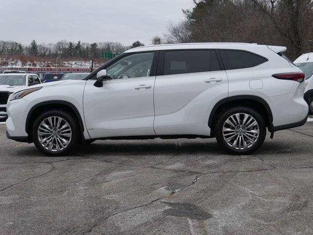 Used 2024 Toyota Highlander Platinum image 3