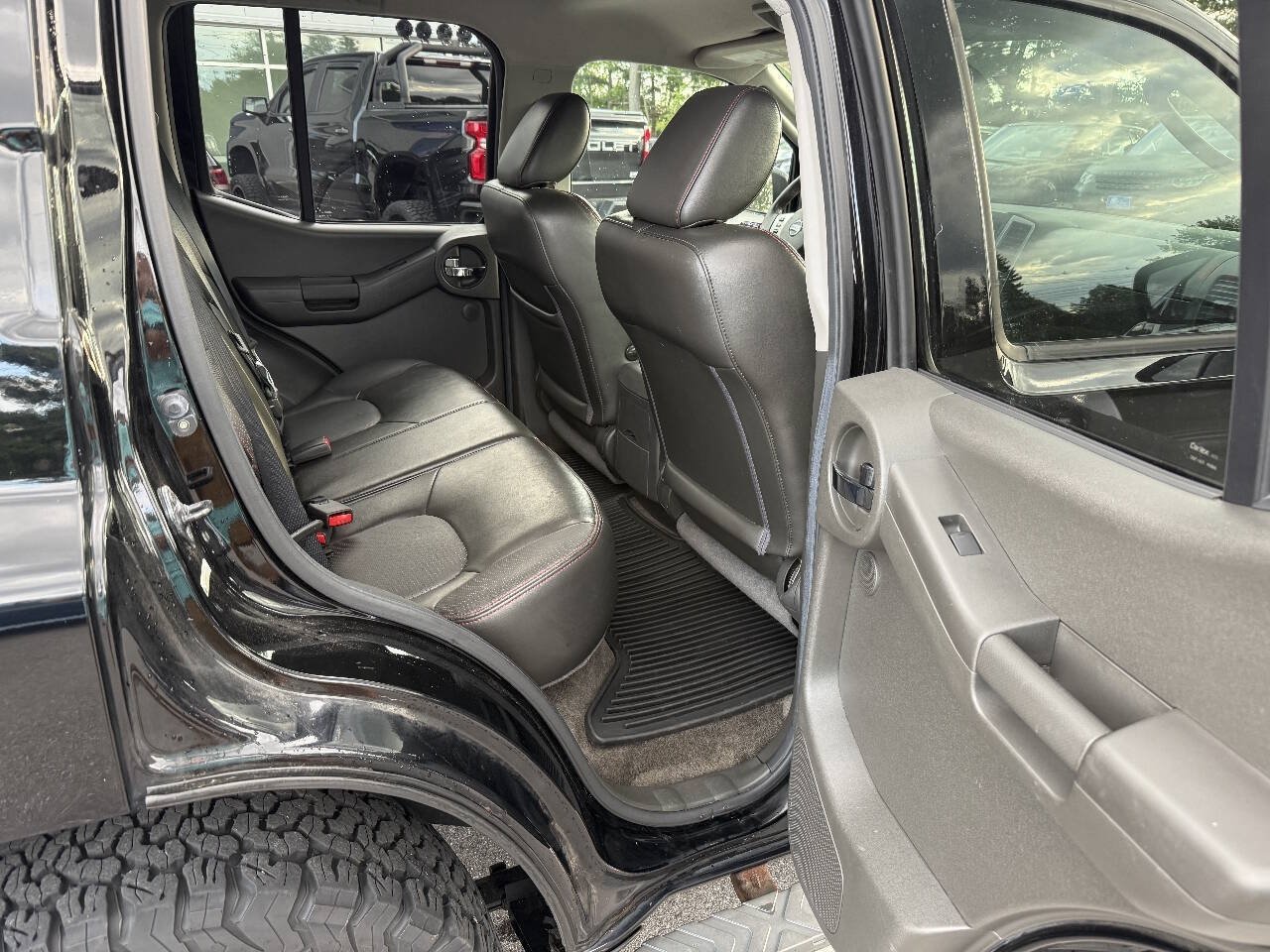 Used 2011 Nissan Xterra PRO-4X w/ Pro-4x Leather Pkg AWD/4WD image 13