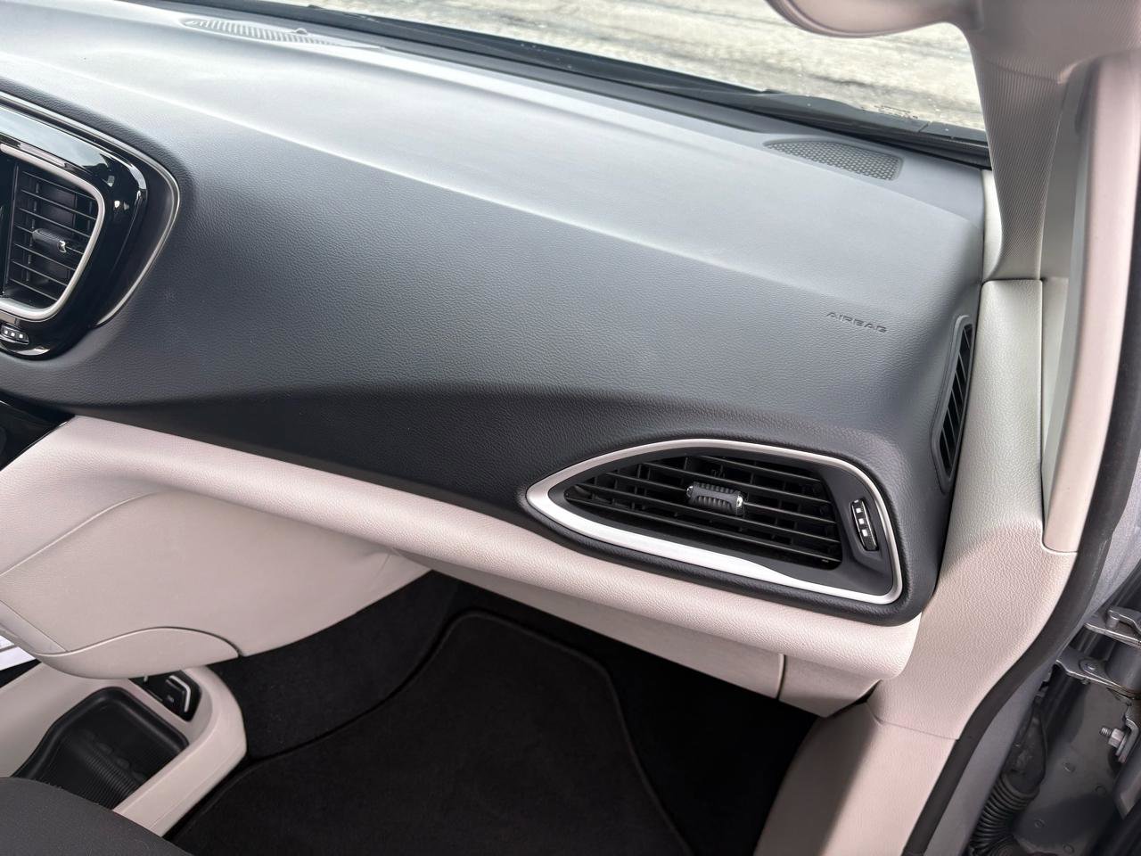 Used 2020 Chrysler Pacifica Touring w/ Advanced Safetytec Group FWD image 36