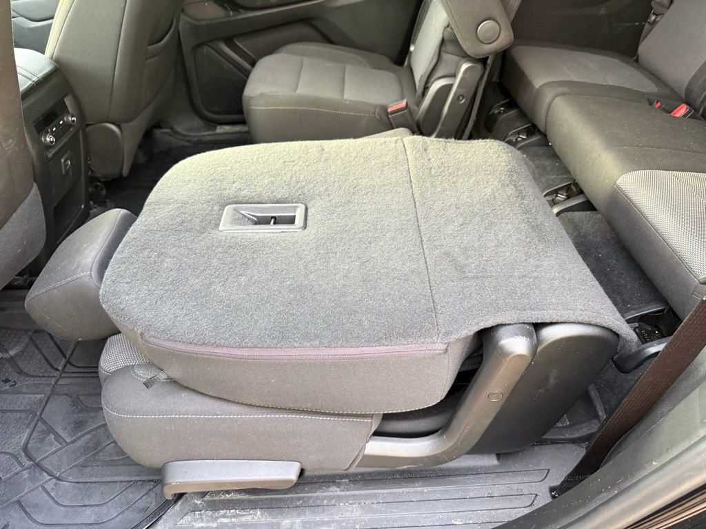 Used 2023 Chevrolet Traverse LT w/ Rear Camera Mirror Package image 18