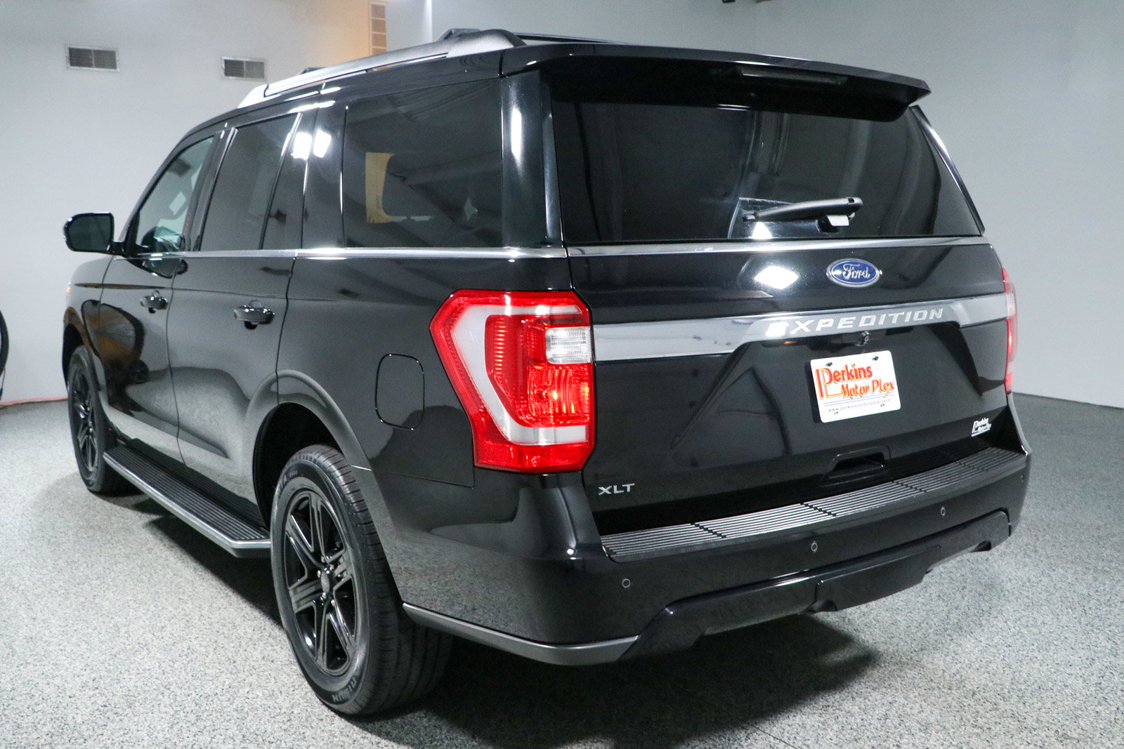Used 2020 Ford Expedition XLT w/ Equipment Group 202A RWD image 9