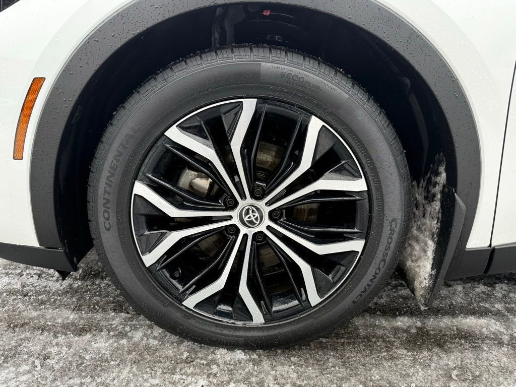 Used 2023 Toyota Crown Limited image 24