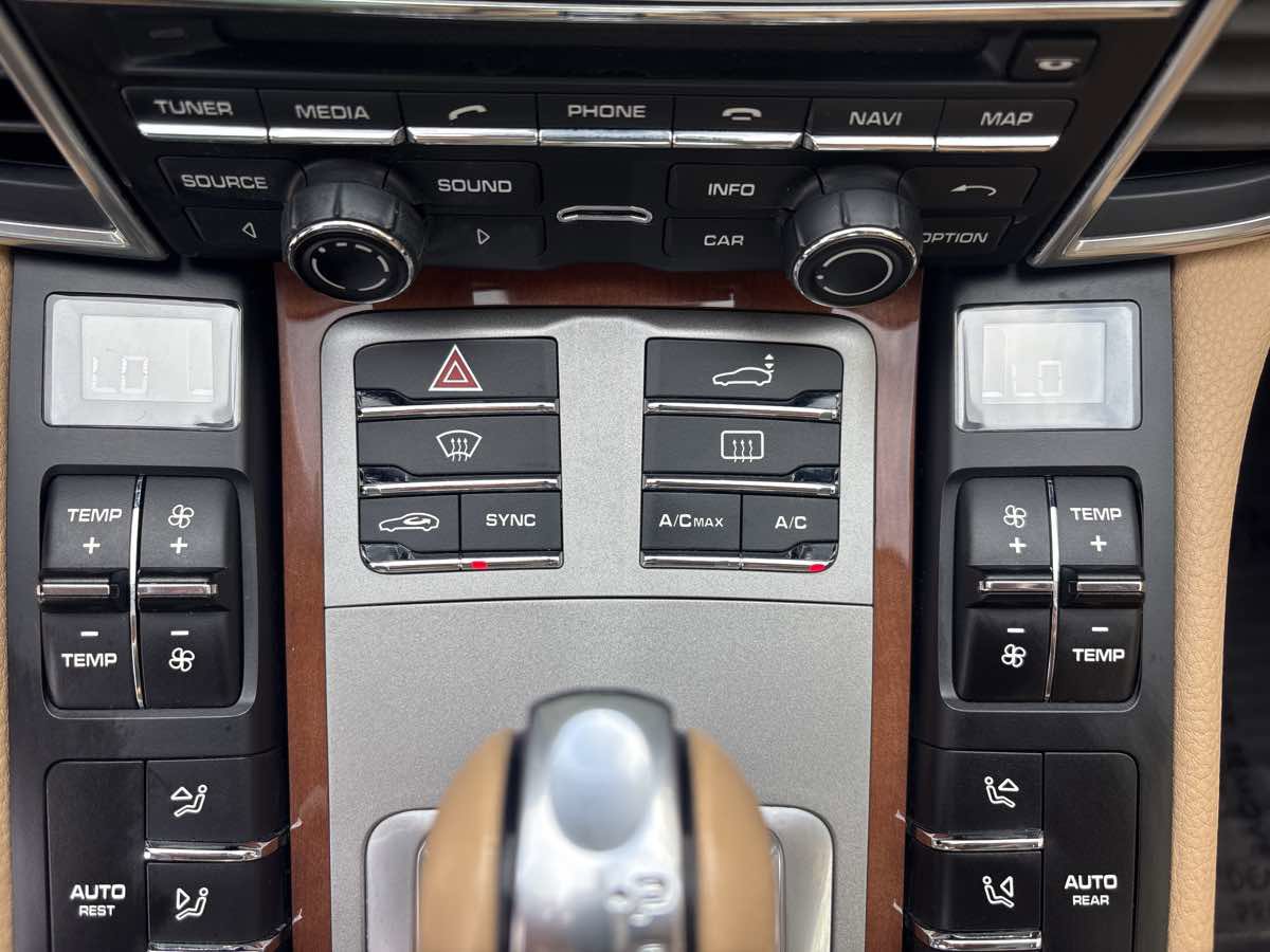 Used 2016 Porsche Panamera 4 Edition image 28