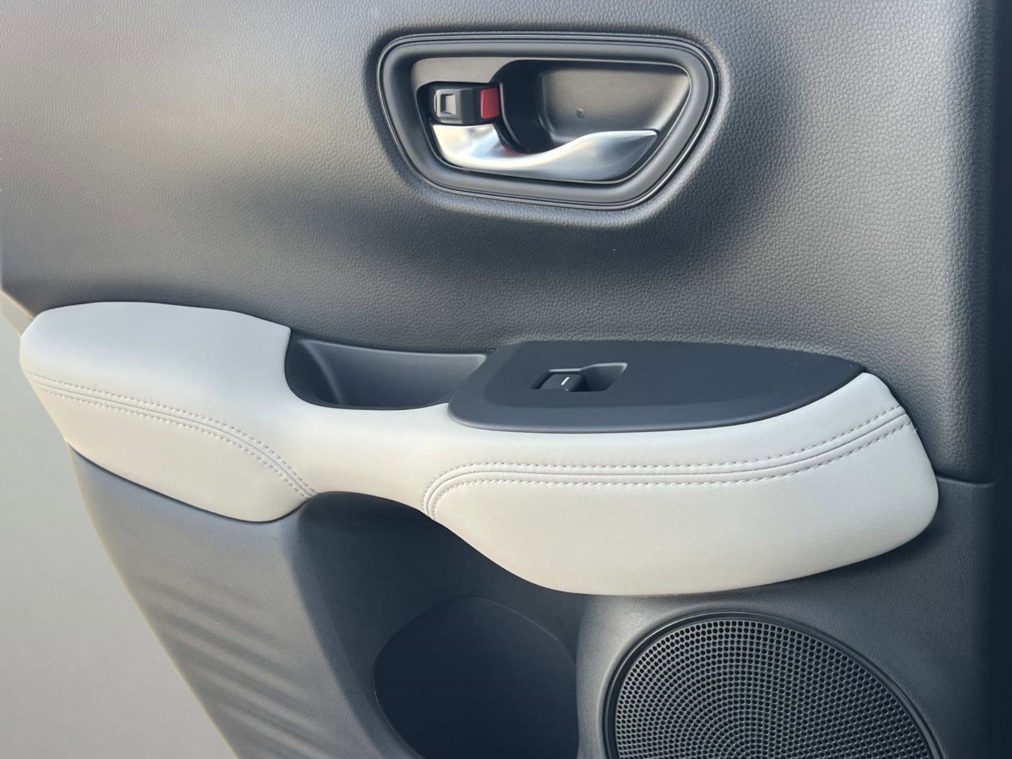 Used 2025 Honda HR-V LX image 14