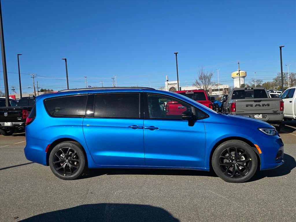 New 2026 Chrysler Pacifica Select w/ S Appearance Package FWD image 2
