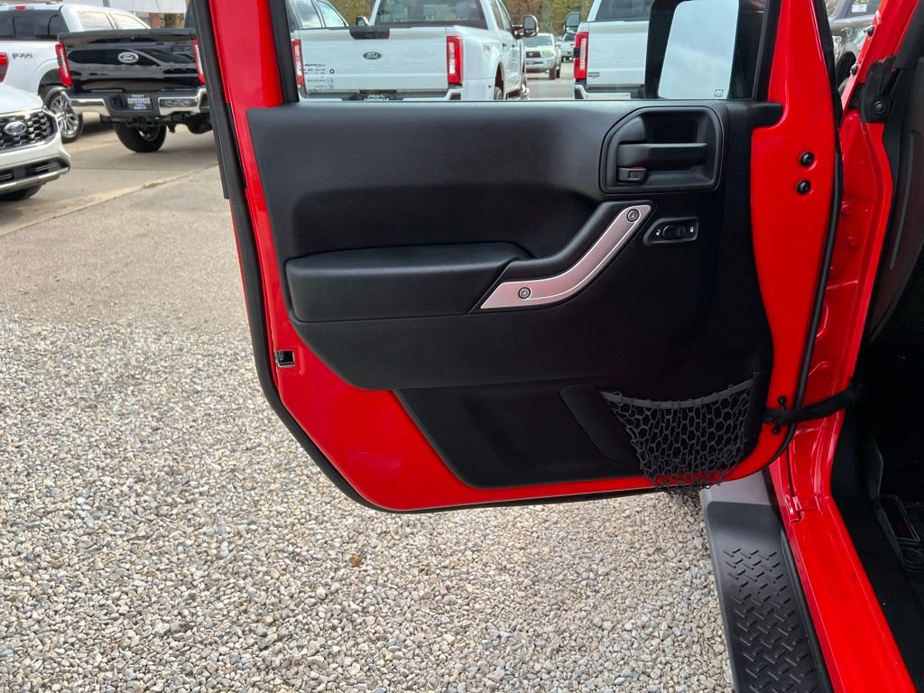 Used 2015 Jeep Wrangler Unlimited Sahara w/ Connectivity Group image 11