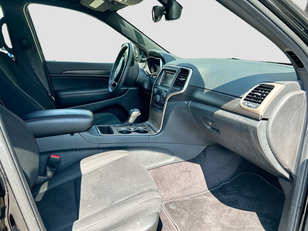 Used 2017 Jeep Grand Cherokee Laredo RWD image 14