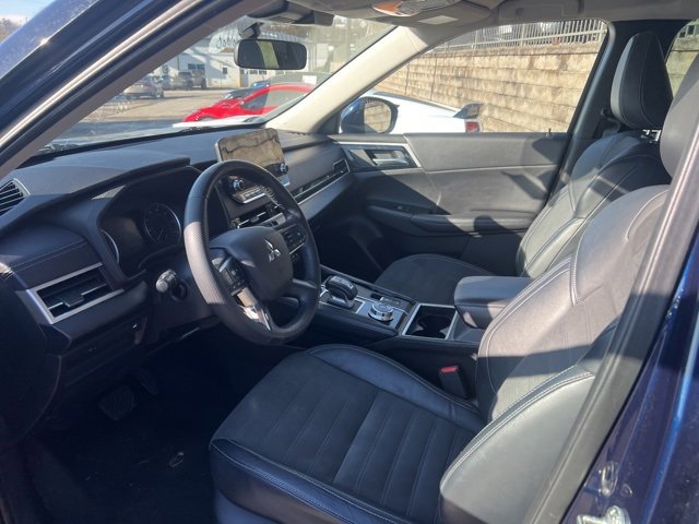Used 2023 Mitsubishi Outlander SE image 3