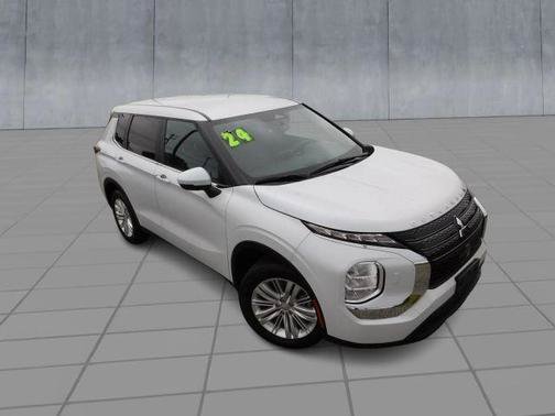 Used 2024 Mitsubishi Outlander ES AWD/4WD image 2
