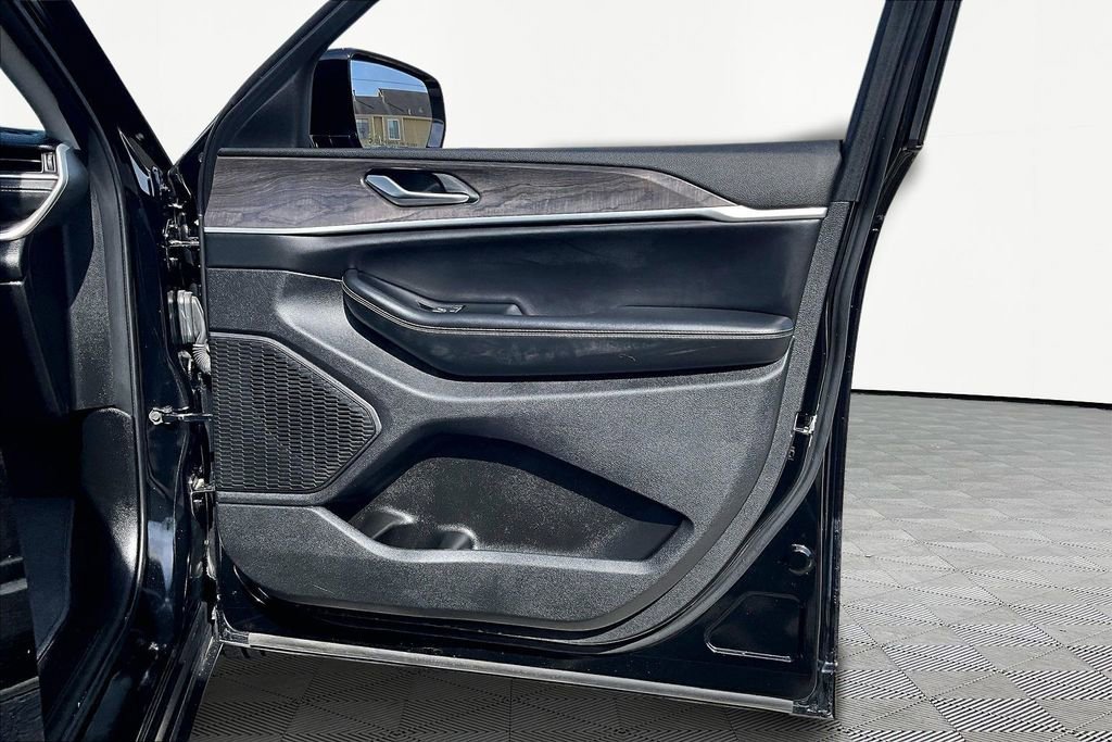 Used 2023 Jeep Grand Cherokee Limited w/ Black Appearance Package image 24