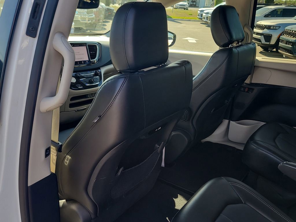 Used 2024 Chrysler Pacifica Touring-L image 9