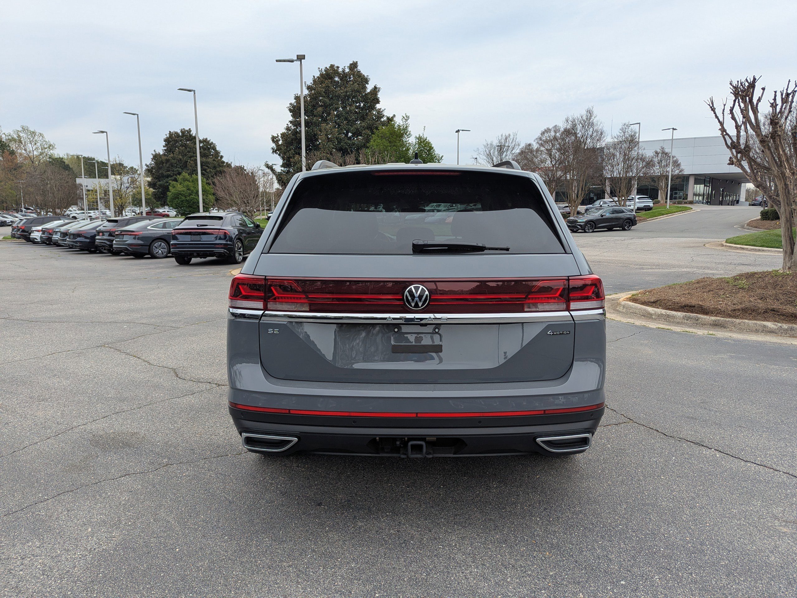 Used 2025 Volkswagen Atlas SE image 6