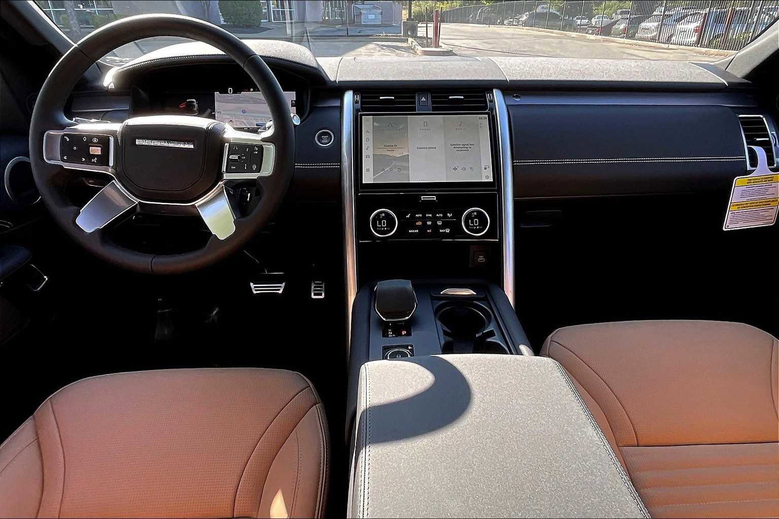 New 2025 Land Rover Discovery Dynamic SE image 7