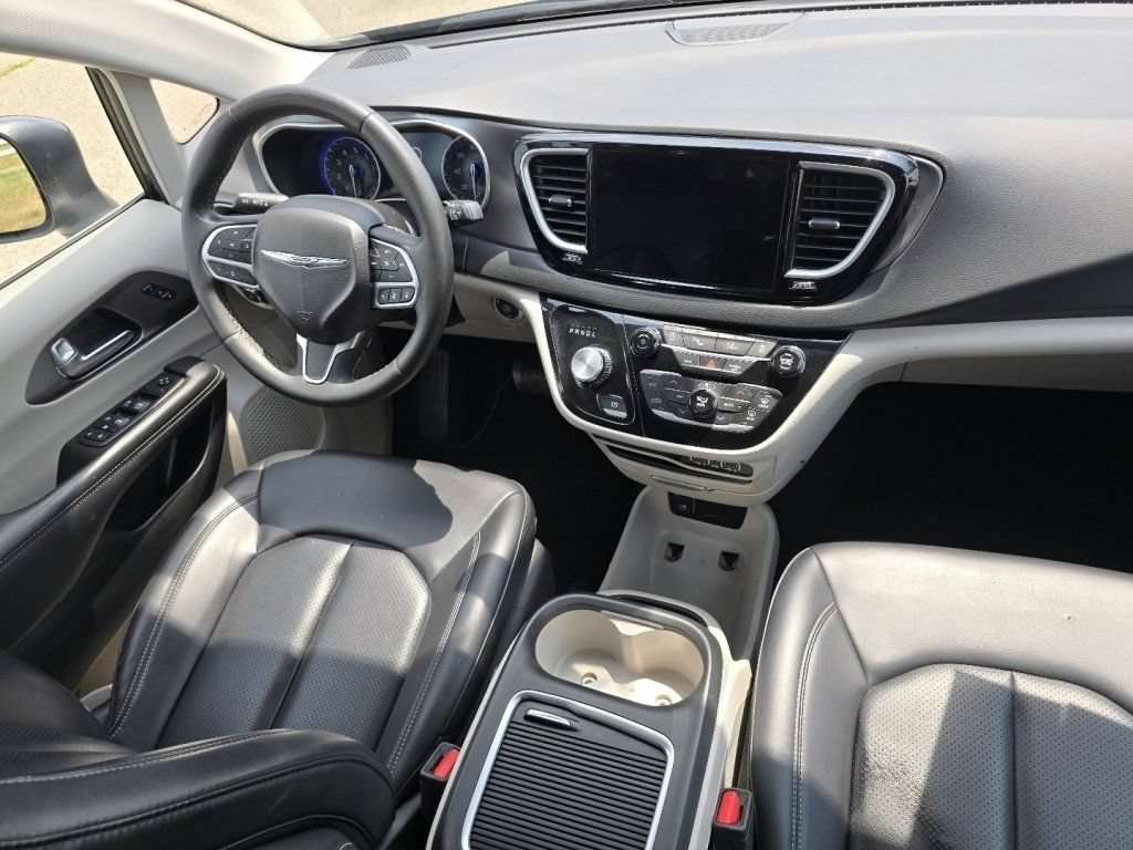 Used 2023 Chrysler Pacifica Touring-L FWD image 23