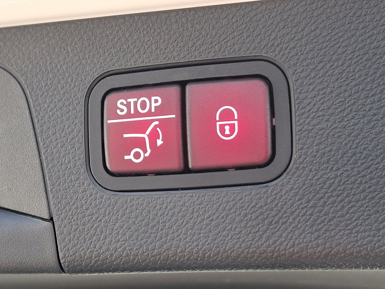 Used 2018 Mercedes-Benz GLC 300 4MATIC w/ Multimedia Package image 29