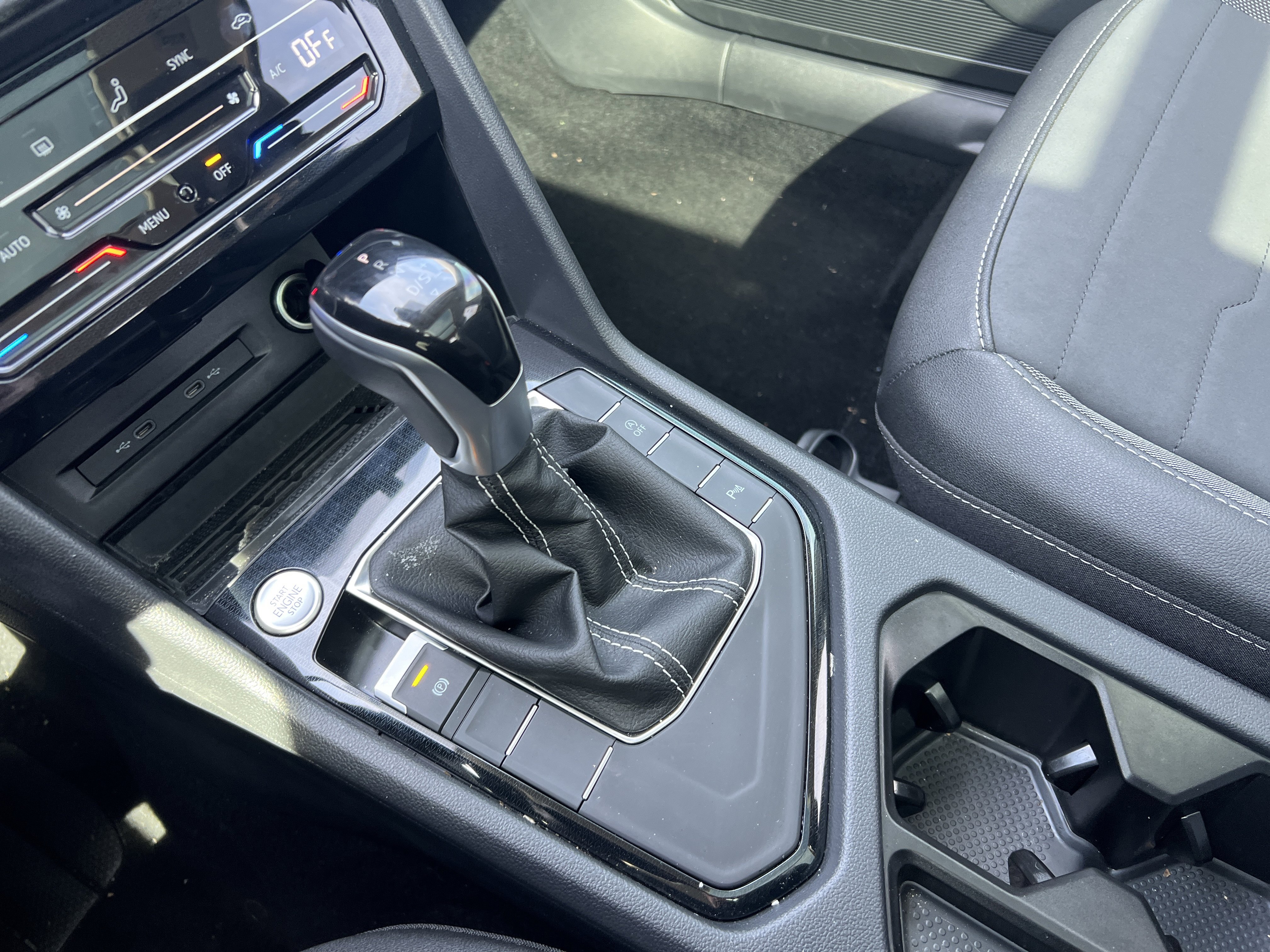 Certified 2025 Volkswagen Taos SE image 24