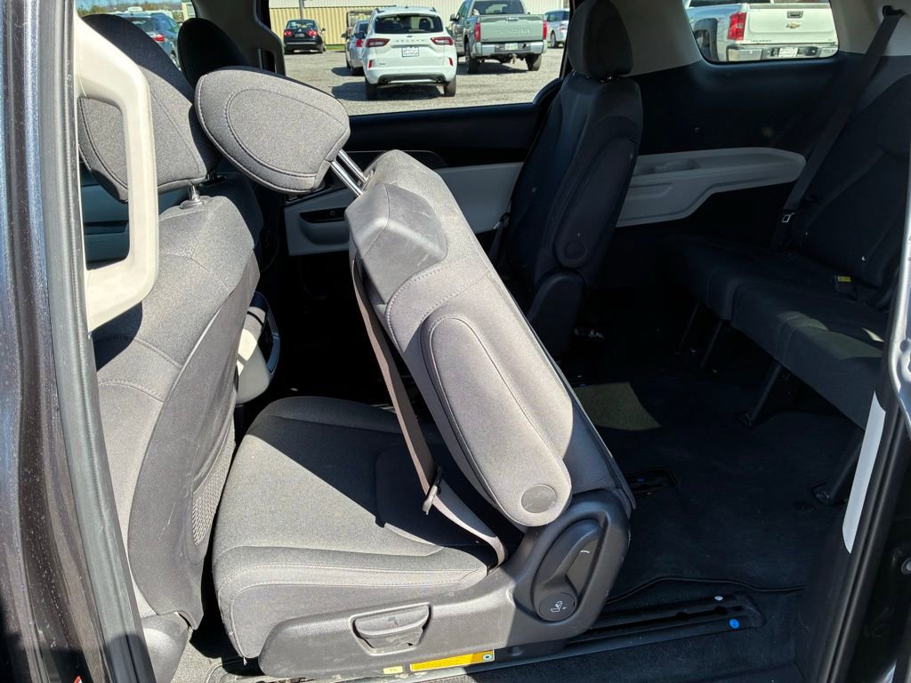 Used 2023 Kia Carnival LX image 12