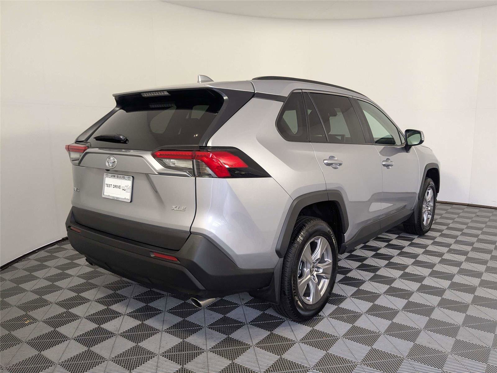 Used 2025 Toyota RAV4 XLE w/ Convenience Package FWD image 5
