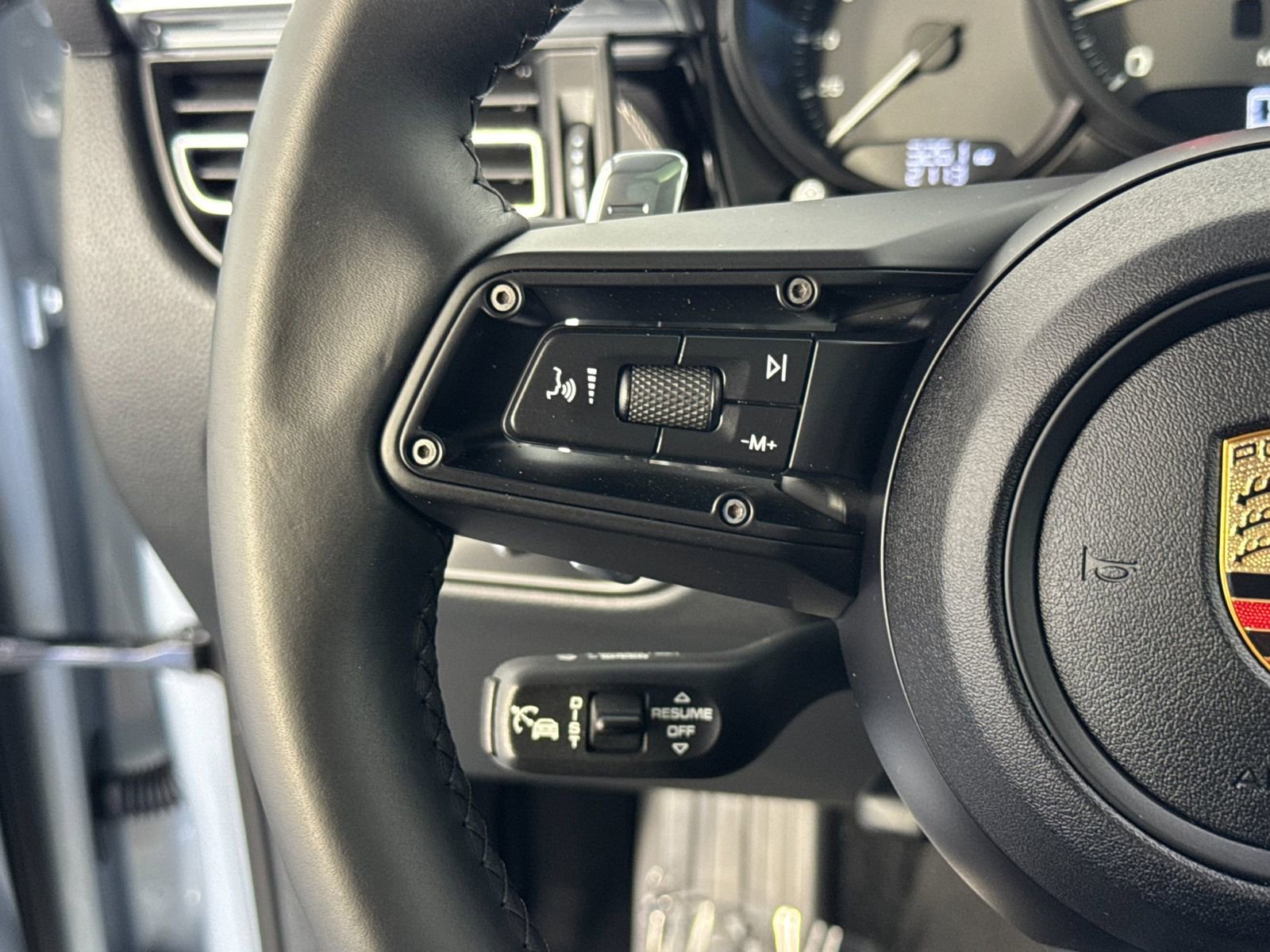 Certified 2025 Porsche Macan AWD/4WD image 27
