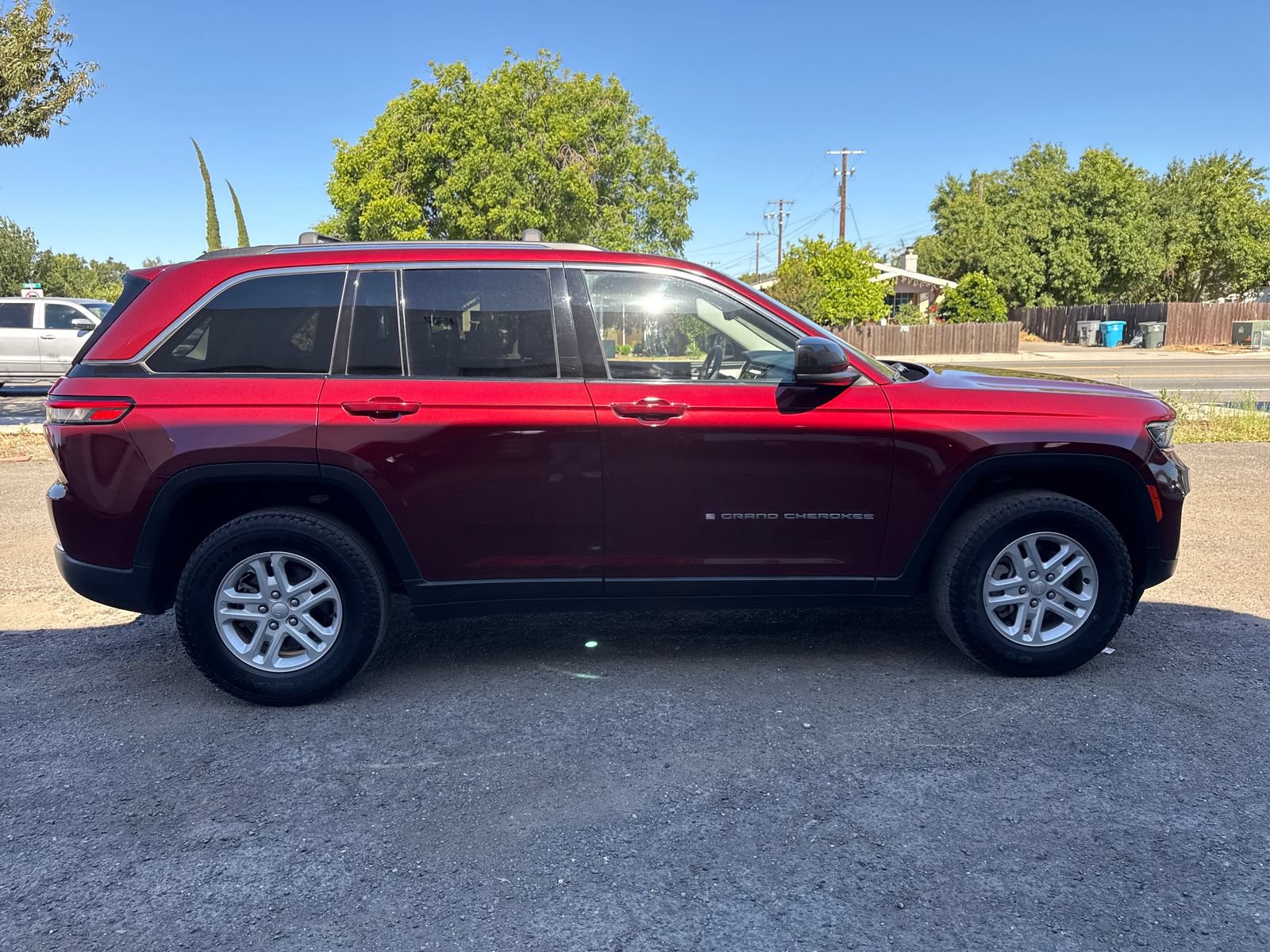 Used 2023 Jeep Grand Cherokee Laredo w/ Luxury Tech Group I AWD/4WD image 6