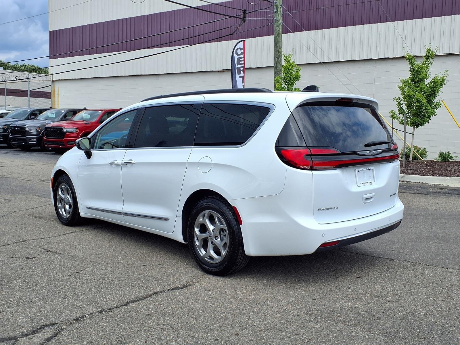 Certified 2023 Chrysler Pacifica Limited FWD image 2