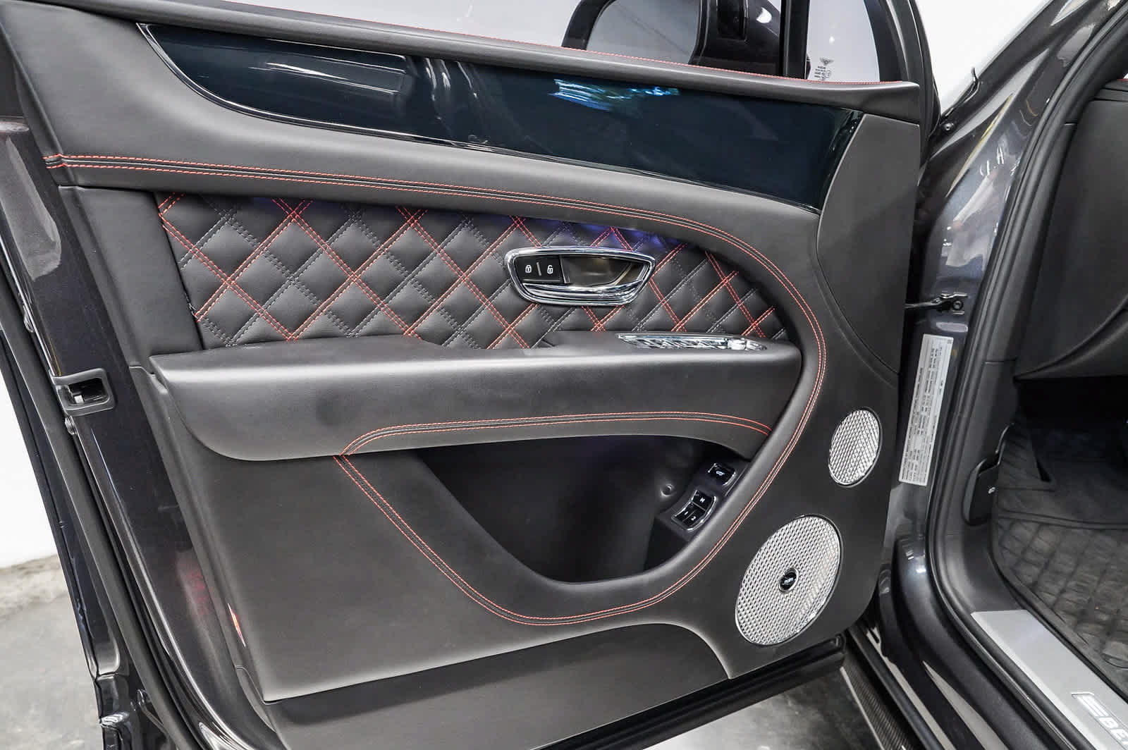 Used 2021 Bentley Bentayga AWD/4WD image 22