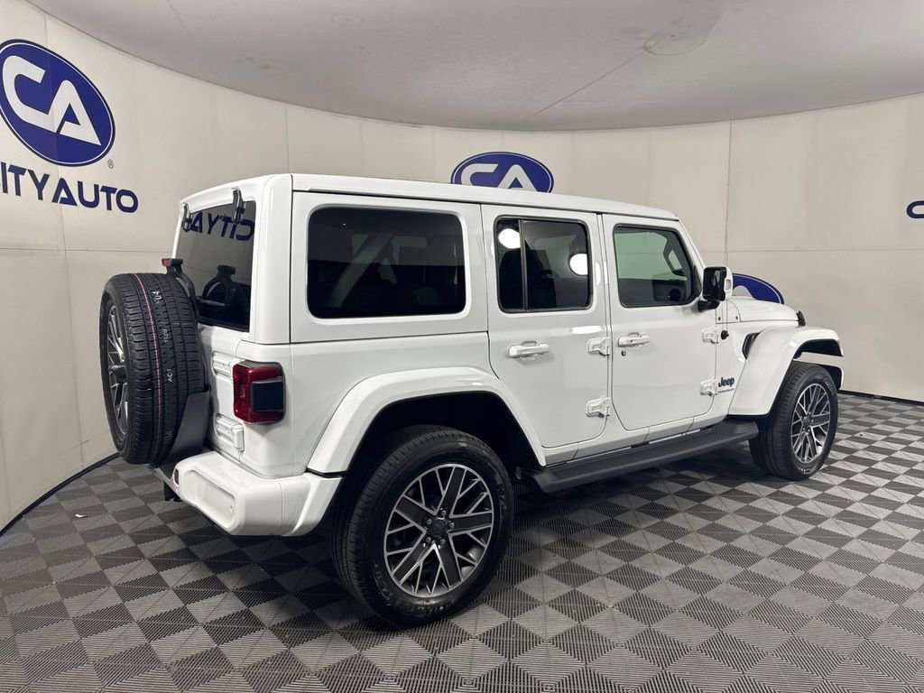 Used 2023 Jeep Wrangler Unlimited Sahara AWD/4WD image 3