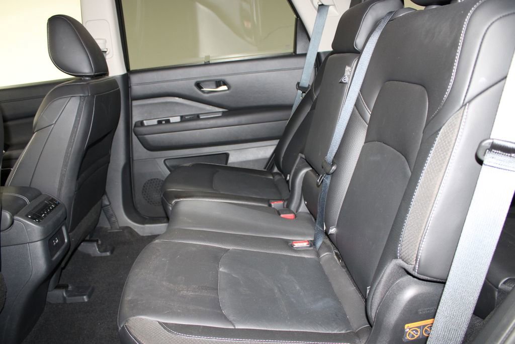 Used 2025 Nissan Pathfinder SL image 19