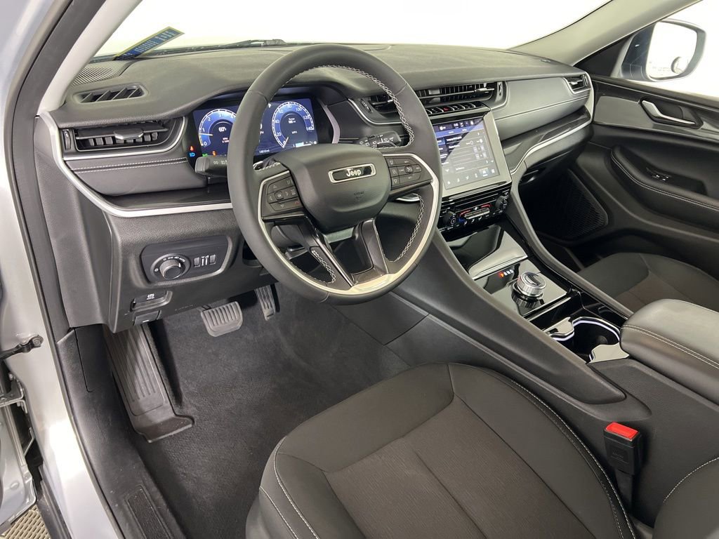 Used 2023 Jeep Grand Cherokee L Laredo w/ Trailer Tow Group (B) image 2